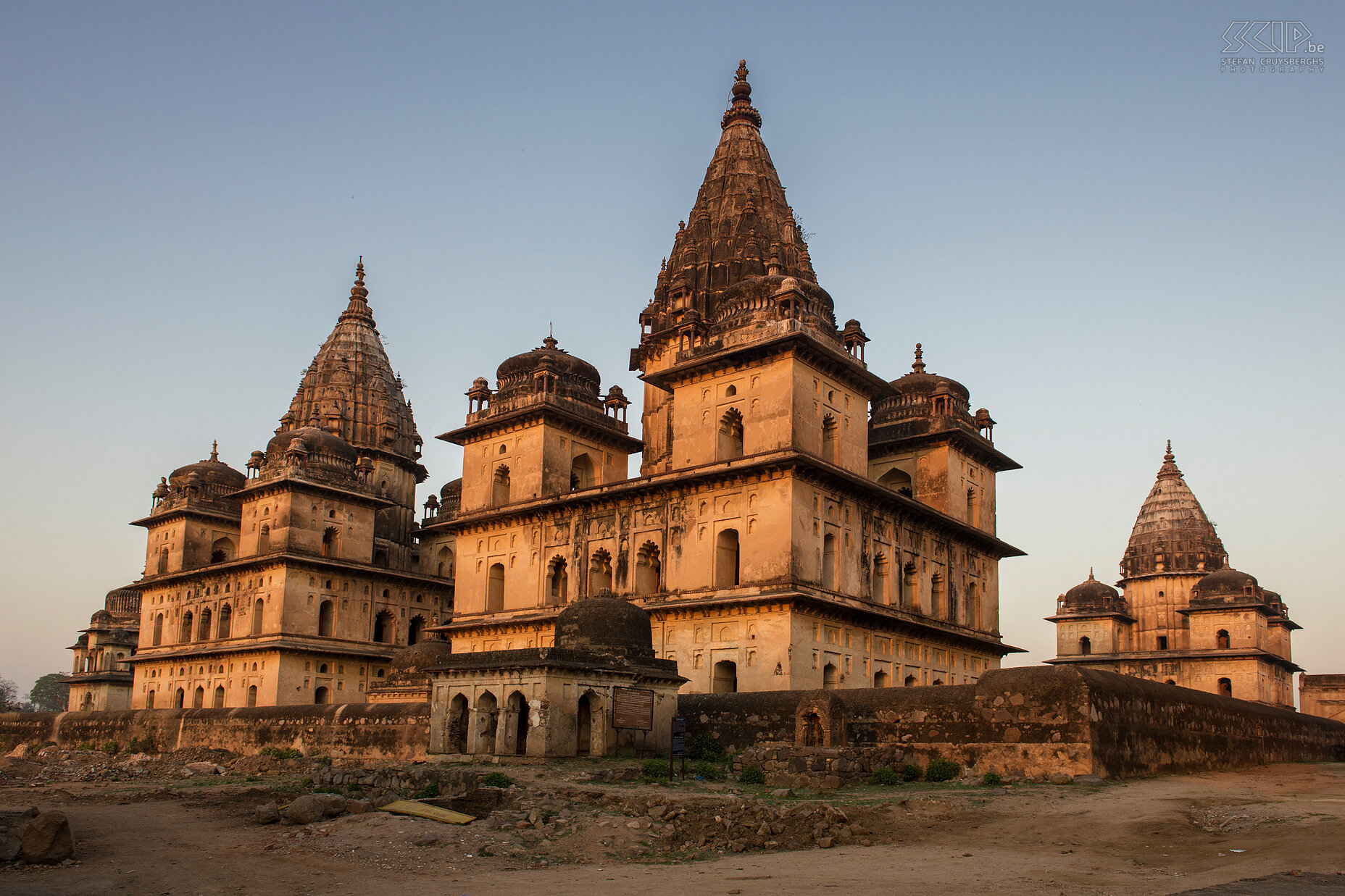 Orchha - Chhatris Orchha was once the capital of the kingdom Budelkhand. The Bundelas built some beautiful palaces such as Jahangir Mahal which has been built in the 17th century. Near the Betwa river there are also wonderful Chhatris, which are tombs of the Maharajas and they were built in the 15th century. Stefan Cruysberghs